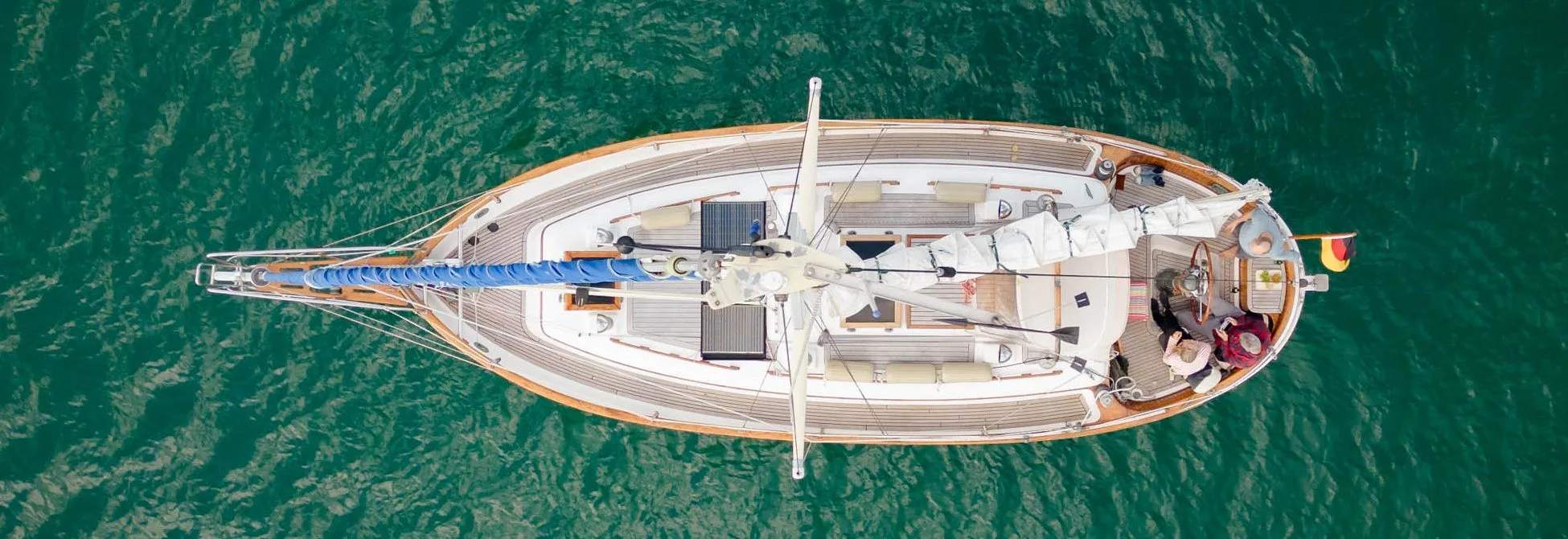 Drohnenaufnahme einer Langfahrt-Segelyacht auf der Ostsee