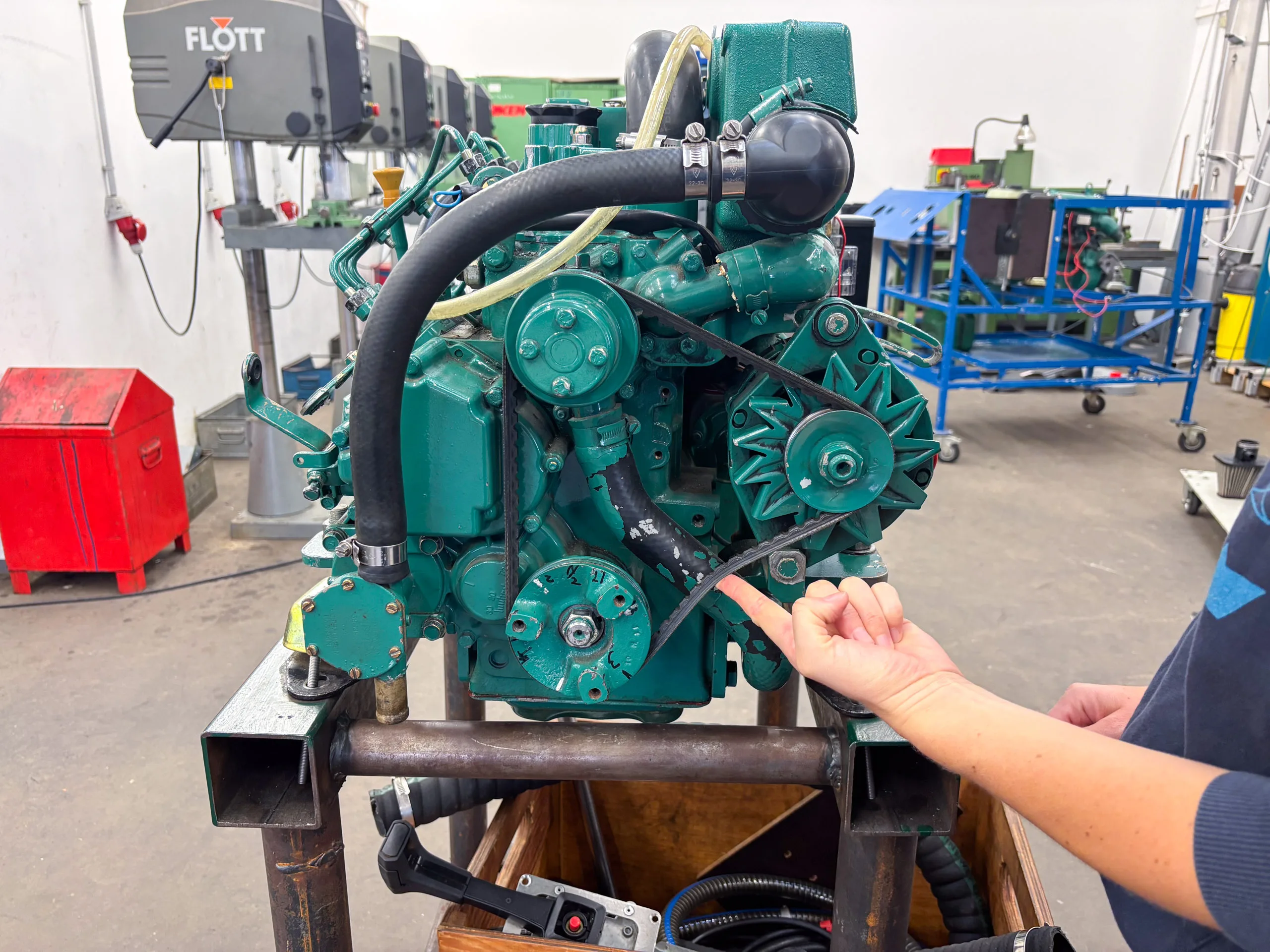Spannungsprüfung eines Keilriemens an einem Volvo Penta Bootsmotor
