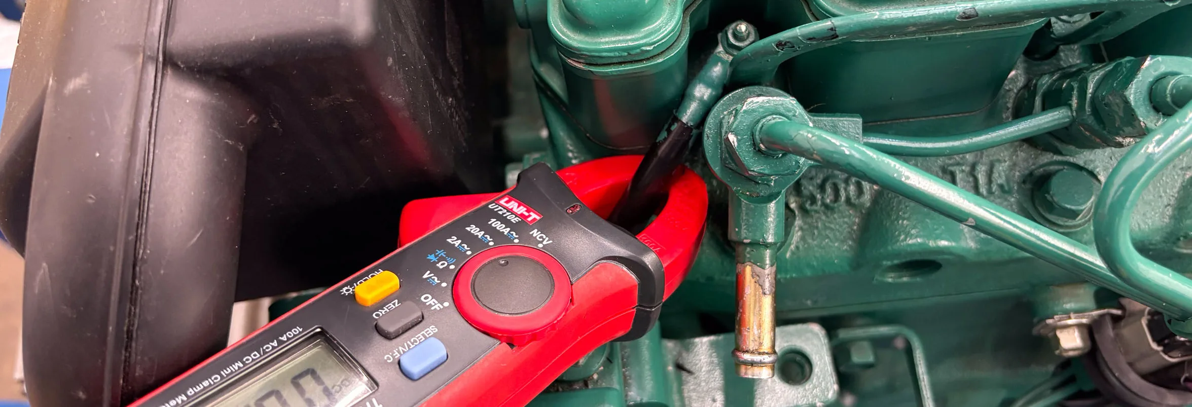 Messen des Stroms einer Glühkerze mit einem Zangenamperemeter zwecks lokalisierung der Ursache für schlechtes Kaltstartverhalten