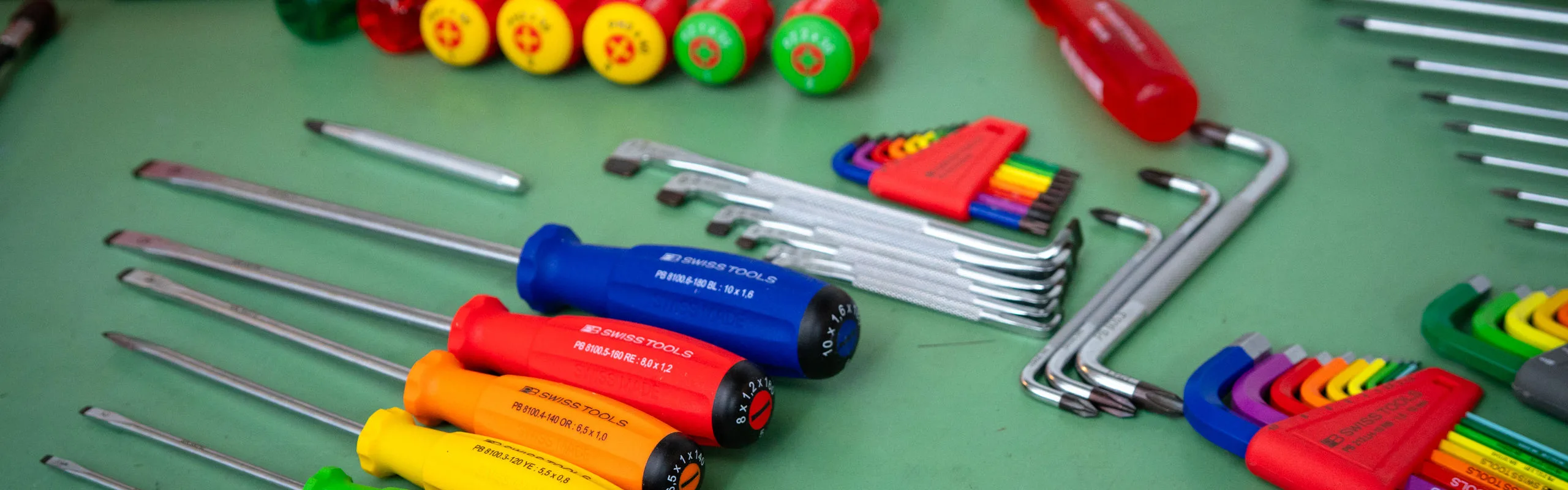 Auswahl von hochwertigen Werkzeugen von PB Swiss Tools fürs Bordwerkzeug zeigt farblich codierte Schraubenzieher, Innensechskant-Winkelschraubenzieher und Torx-Schraubenzieher